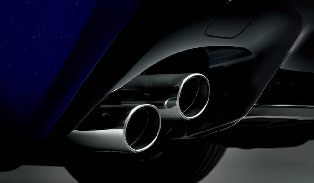 IS F譲りの、台形に据えられる4連エキゾーストは、ディフューザーに直付されている