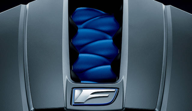 RC Fに搭載される新開発の5リッターV型8気筒「2UR-GSE」ユニットは、最高出力351kW（477ps）/7,100rpm、最大トルク530Nm（54.0kgm）/4,800-5,600rpmを発揮