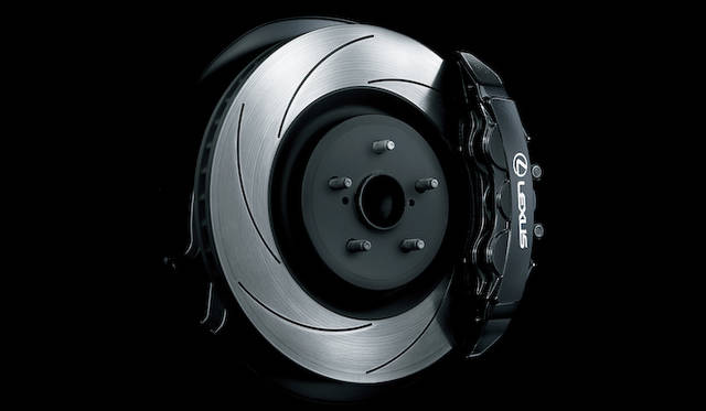 フロントにはアルミ対向6ピストンモノブロックキャリパーや高摩擦パッドなどを採用