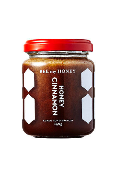 <strong>BEE my HONEY｜ビー・マイ・ハニー</strong>　フルーティなベトナム産のライチはちみつに、厳選されたシナモンスティックとシナモンパウダーを混ぜ込んだ「シナモンはちみつ」。シナモンが香るはちみつは、パンにぬったり、ミルクや豆乳とあわせてココア風ドリンクとしても楽しめる。「HONEY CINNAMON（シナモンはちみつ）」900円（140g）