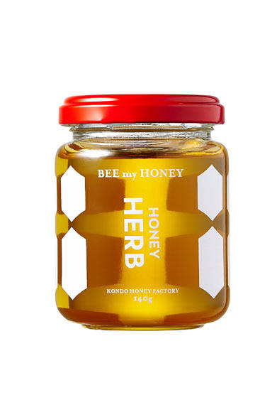 <strong>BEE my HONEY｜ビー・マイ・ハニー</strong>　日本の季節を感じる国産の百花はちみつに、大分県産ディル、レモングラス、ミントを漬け込んだ「ハーブはちみつ」。ディルがさわやかに香るはちみつは、パンにぬったり、マリネ液としたり、魚のソテーやチーズや生ハムにかけるだけで料理を一層引き立てて、ラム酒と合わせればモヒートに。「HONEY HERB（ハーブはちみつ）」900円（140g）