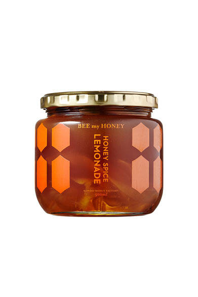 <strong>BEE my HONEY｜ビー・マイ・ハニー</strong>　フルーティなベトナム産のライチはちみつに、国産レモンと、厳選された数種類のスパイスを漬け込み風味づけした「ハニースパイスレモネード」。水や炭酸水で割って飲んだり、ビールやスパークリングワインと合わせれば気の利いたアペリティフに。紅茶に入れてスパイスティーとして、ミルクや豆乳と合わせてチャイとしても楽しめる。「HONEY SPICE LEMONADE（大人のレモネード）」1300円（500ml）