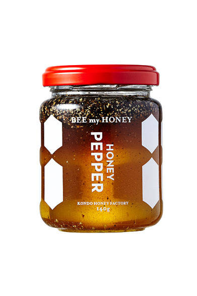 <strong>BEE my HONEY｜ビー・マイ・ハニー</strong>　日本の季節を感じる国産の百花はちみつに、選りすぐりの自然素材だけを扱う向井珍味堂のマレーシア産黒胡椒をあわせた「ハニーペッパー」。黒胡椒のピリリとした風味がアクセントになり、チーズ、生ハムにはもちろん、ポタージュスープや、季節のフルーツとチーズをカットして、ハニーペッパーとオリーブオイルをひと回しかければ素敵な前菜に。「HONEY PEPPER（胡椒はちみつ）」900円（140g）
