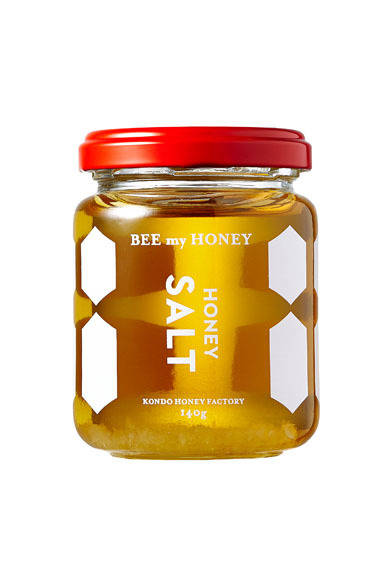 <strong>BEE my HONEY｜ビー・マイ・ハニー</strong>　日本の季節を感じる国産の百花はちみつに、ミネラルが豊富な鹿児島県奄美諸島の加計呂麻島の結晶塩を合わせた「ハニーソルト」。海塩の旨味が、はちみつの甘味を引き立て、パンケーキやフレンチトーストはもちろん、お肉をハニーソルトでマリネしてから焼いたり、ナスの大豆田楽（詳しいレシピはサイトに）などにも活用できる。「HONEY SALT（塩はちみつ）」900円（140g）