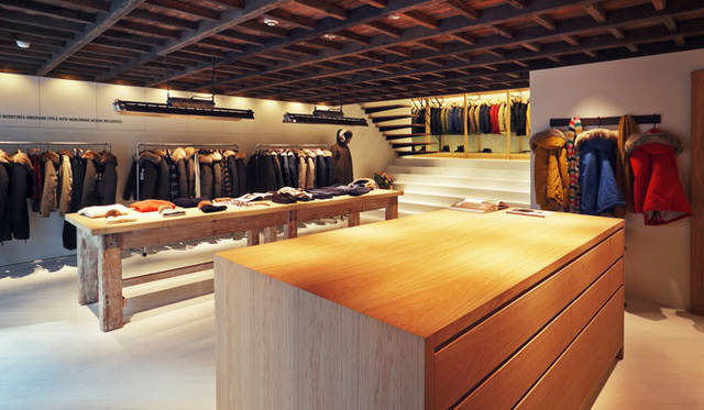 「ウールリッチ 表参道店」の内観