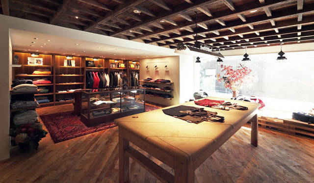 「ウールリッチ 表参道店」の内観