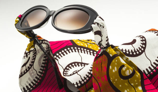 モデルとして活躍した後にシンガーとしてデビューしたイマニーから着想を得たモデル。「lunette-foulard’（三日月形のフーラード）」と、長方形フレームのふたつのモデルを展開する。「IMANY（イマニー）」（A01425）12万9600円