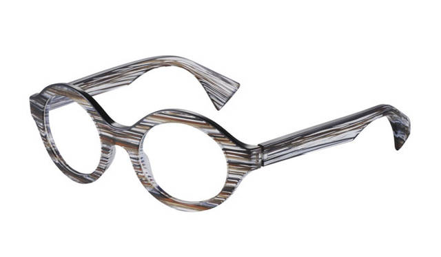 アラン ミクリの世界では独特なラウンド型のモデルを“目と顔のためのジュエリー”と言う。側面と異なる色のアセテートのラミネーションで、フロントとテンプル上部をリッチにデコレーション。「TRAIT D’UNION（トレ ドュニオン）」（A03020）4万9680円