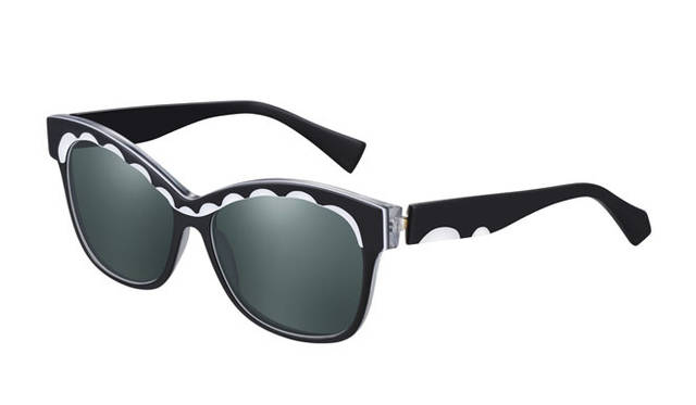 繊細なフロントのデザインと3色のコンビネーションにより、キャットアイのシェイプはユニークな花びらの効果をつくりだす。「PETALE（ペタル）」（A05014）5万4000円