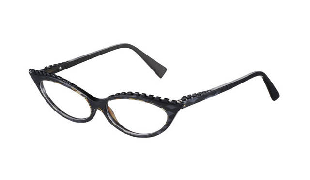 誘惑的なバタフライシェイプ。フロントバーとテンプルの上部に、カールされたまつ毛のようなデザインがほどこされたメガネ。「CIL A CIL（シィル ア シィル）」（A03012）4万6440円