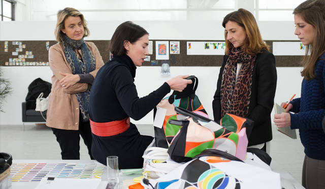 サンプルについてスタッフと話すサラ・モリス