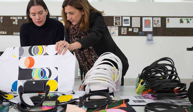 サラ・モリス（左）とソフィ・ドゥラドンテーヌ（右）