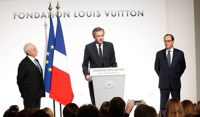 （左から）フランク・ゲーリー、ベルナール・アルノー、フランソワ・オランド大統領 © Rindoff/Charriau