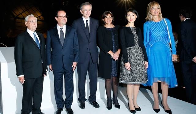 （左より）フランク・ゲーリー、フランソワ・オランド大統領、ベルナール・アルノー、アンヌ・イダルゴ、フルール・ペルラン、エレーヌ・アルノー © Rindoff/Charriau