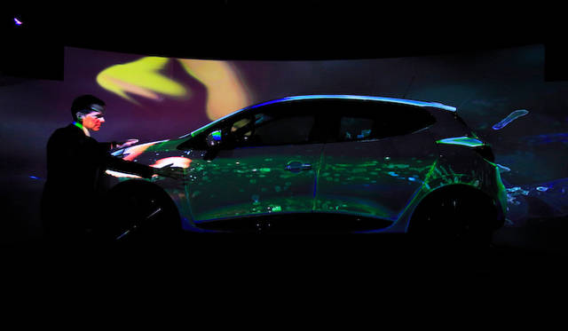 “触れる”プロジェクションマッピングのデモンストレーションをおこなうデュポン氏。手元の赤い光が触れた奇跡を描く