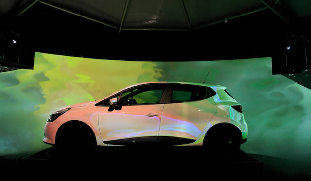 ルーテシアにプロジェクションマッピングをおこなうインスタレーション「Touch! NEW RENAULT DESIGN」