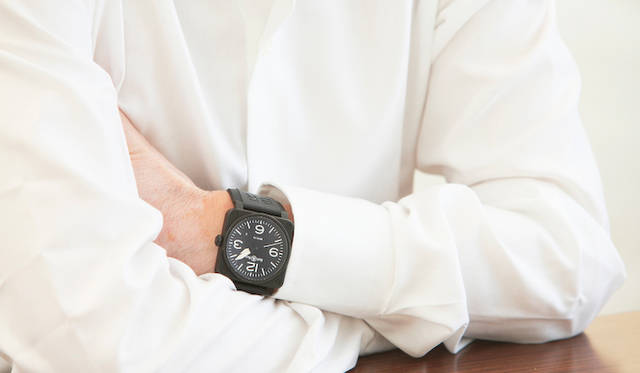 インタビュー時に身に着けていた時計は、ベル＆ロス。フランスのブランドであること