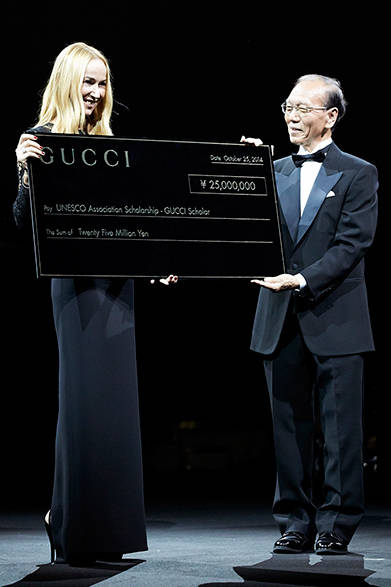 フリーダから公益社団法人 日本ユネスコ協会連盟へ「GUCCI 50 years in Japan」カプセルコレクションのスカーフの売り上げ全額2500万円が寄付された<br />©Courtesy of Gucci