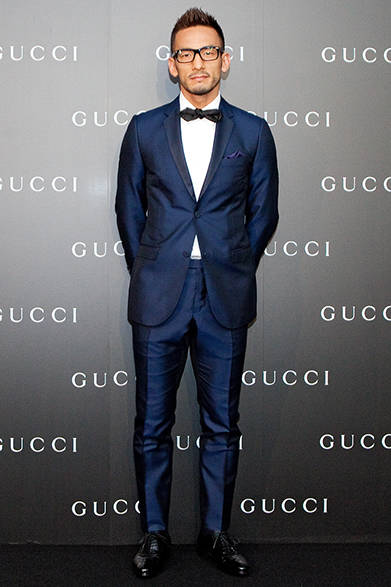 中田英寿さんは、シャープなシルエットと光沢が美しいブルーのタキシードで登場<br />©Courtesy of Gucci