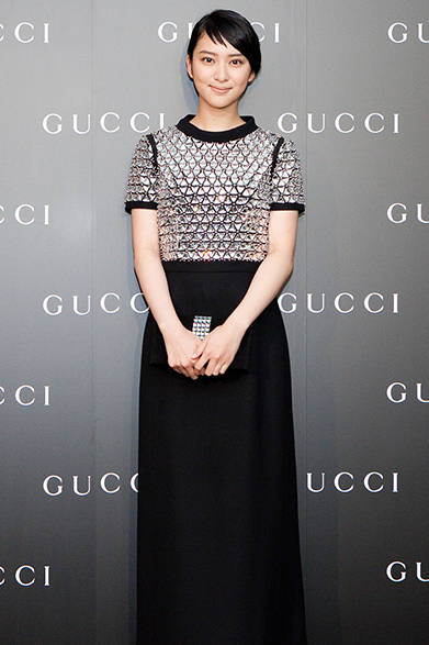 上半身にクリスタルがあしらわれたロングドレスが上品な武井 咲さん<br />©Courtesy of Gucci