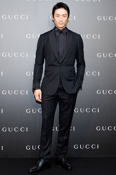 前身を黒で統一した伊勢谷友介さんのフォーマルコーディネート。端正ななかにもモードなエッセンスが薫る<br />©Courtesy of Gucci