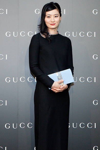 紫舟さんの黒のドレスは、クラッチとアクセサリーのメタリックな光沢で美しさに気品を添えて<br />©Courtesy of Gucci