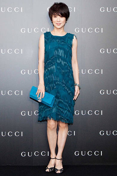 落ち着きのあるターコイズブルーのドレスを纏った黒田知永子さん。同系色で合わせたクラッチバッグの配色も注目<br />©Courtesy of Gucci