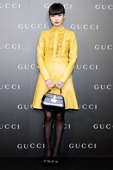 秋元梢さんはイエローのレザーワンピースで登場。胸元にブザムを思わせるプリーツ使いはフォーマル感とグッチらしさを両立<br />©Courtesy of Gucci