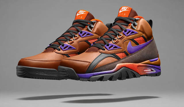 「ナイキ エア トレーナー SC」は、当時最強のアスリートたちがシューズに求める激しい負荷に耐えられるように開発。複数のスポーツに対応できるオリジナルモデルの機能性に着想を得た「エア トレーナー SC スニーカーブーツ」は、撥水レザーのアッパー、スティッキーラバーのアウトソール、反射素材のスウッシュロゴを採用。「ナイキ エア トレーナー SC スニーカーブーツ」1万7280円