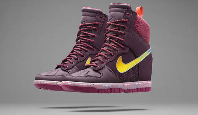 「ナイキ ダンク」と、初のウェッジ入りスニーカーとして発売された「ダンク SKY HI」の伝統を受け継いだ「ナイキ ダンク SKY HI スニーカーブーツ」。高くなったシルエットに耐水性のアッパー、裏地をキルト加工した履き口、光沢のあるスウッシュを採用。「ナイキ ダンク SKY HI スニーカーブーツ」1万7280円