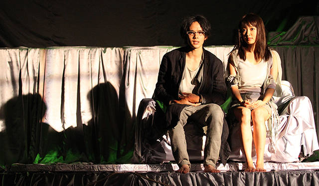 『ぬるい毒』の舞台風景。吉田監督はこの舞台での共演をきっかけに、俳優としての池松壮亮に惚れ込んだという　Photograph by TANAKA Aki