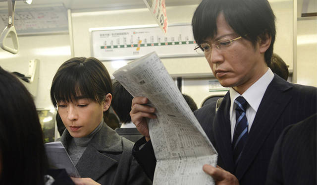 本作『紙の月』はバブル崩壊直後の1994年を舞台に、銀行の契約社員として働くまじめな主婦が、ふとしたきっかけから巨額の横領へと手を染めていく様を、スリリングかつスキャンダルに描き出す　© 2014「紙の月」製作委員会