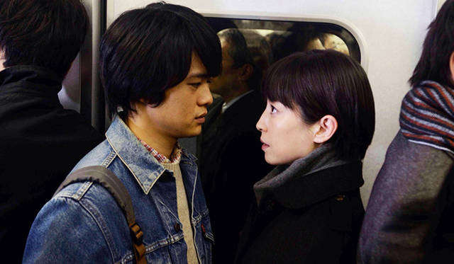 宮沢りえが演じる主人公・梅澤梨花（写真右）の相手役で、梨花を罪へと加速させる平林光太を演じたのが、池松壮亮である　© 2014「紙の月」製作委員会