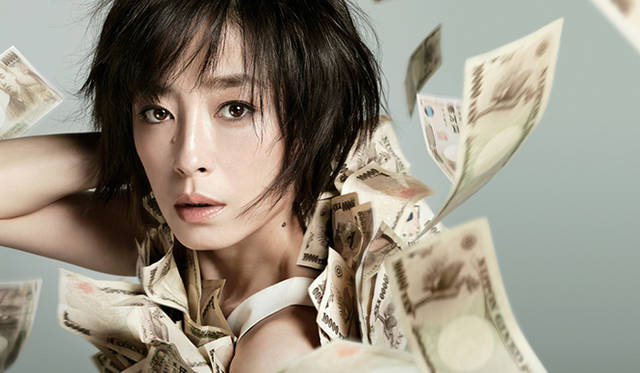 「ぼくは、この作品を大八さんがやるというところに、面白さを感じたんです。たとえば、人がなにか重荷を背負っていく姿とか、逃げる姿とか。善なのか悪なのかわからない、巡礼のような姿なんですよね。祈りながら逃げていく様を大八さんが撮ることについてなるほどと思いました」と池松さん　© 2014「紙の月」製作委員会