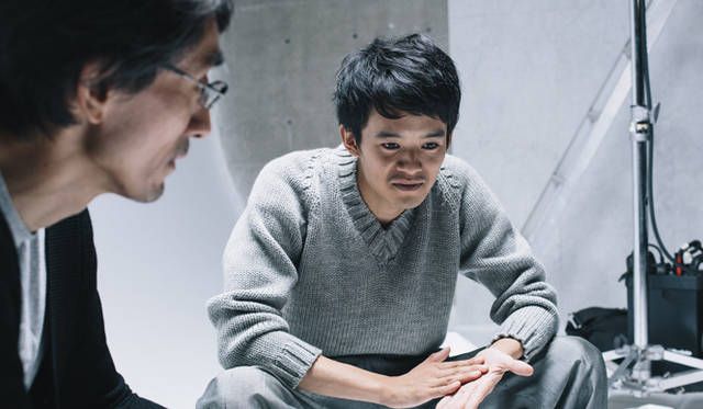 「映画のなかで、“本物”と“ニセモノ”の話がでてきますが、考えていたのは、ニセモノでなにがいけないんだろうということ。本物があると信じて、そこに近づこうとするからしんどくなる」という吉田監督に対し、「実は、光太を本物なのかニセモノなのかよくわからない、そういう存在にしようと思った。お金と月と光太を同列に並べて考えていたので」と答える池松さん