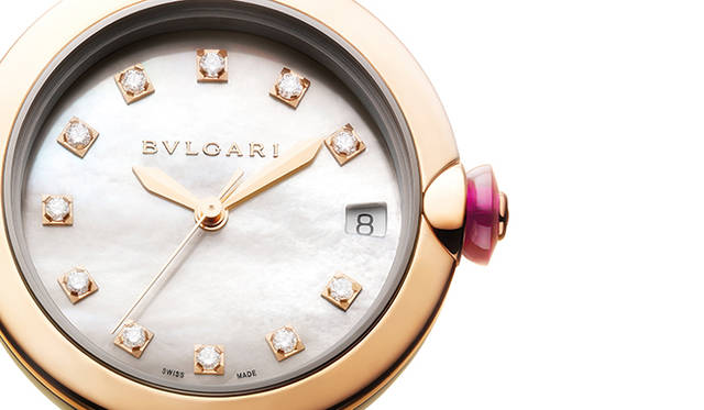 こちらは、ダイヤルにホワイトマザー・オブ・パールを使用したモデル。