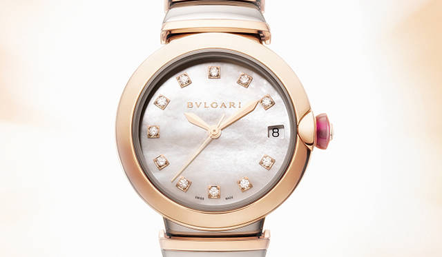 ケース素材は、ステンレス・スチール、もしくは、18Kピンクゴールドを採用。写真は18Kピンクゴールドケースモデル。