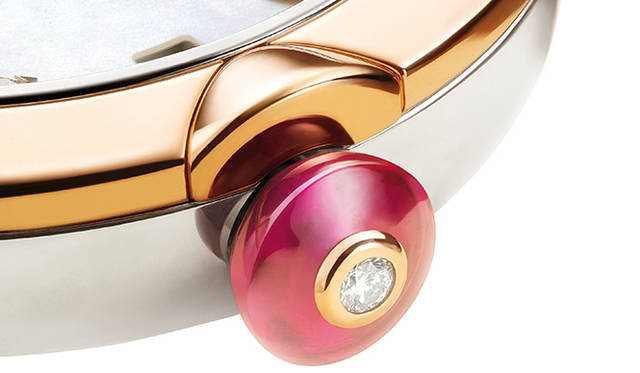 リューズには、特徴的なカボションカットのピンクストーンが使用されている。