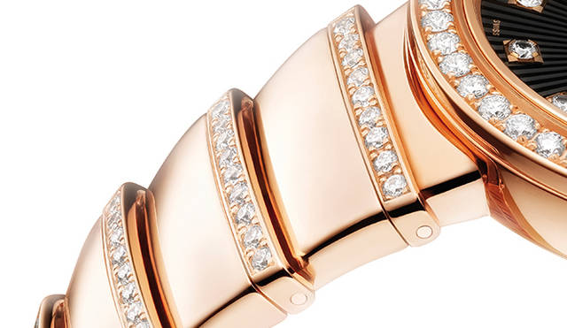 ポリッシュとサテン仕上げが美しいブレスレット。