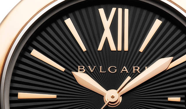 微細な文字盤のパーツにまで、美が表現されている。