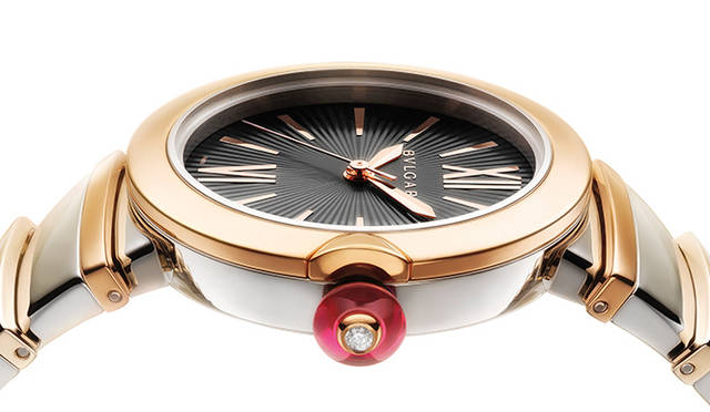 サイドから見ると、いかに立体的に仕上げられているかが、よくわかる。