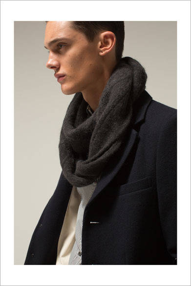 チェスターコート 5万7240円、シャツ 1万5120円、スヌード 1万2960円