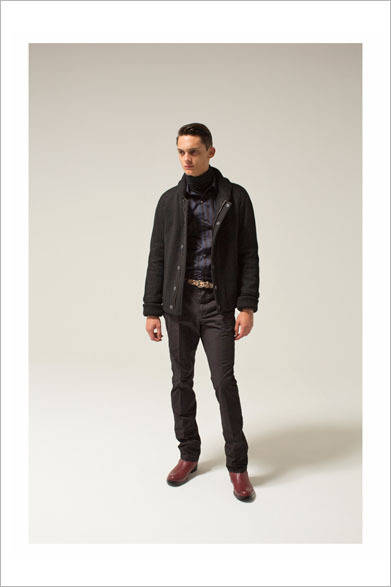 アワードジャケット 5万2920円、パンツ 1万7280円、シャツ 1万6200円、タートルネック 1万1340円、ブーツ 4万6440円、ベルト 1万1340円