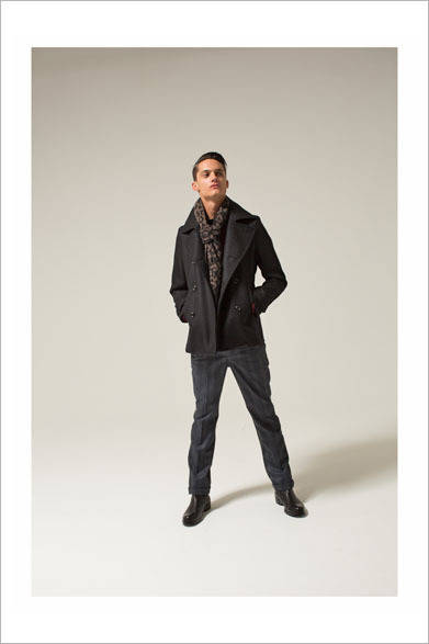 ピーコート 5万6160円、パンツ 1万9440円、ブーツ 4万6440円、ストール 1万9440円