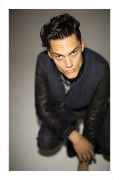 スタジャン 6万480円、デニムパンツ 1万8360円