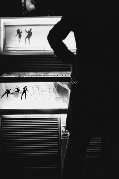 <strong>写真集アプリ「野上眞宏のSNAPSHOT DIARY」</strong>　1969年10月 新宿「パニック」。ジュークボックスで踊る少女たち。　© Mike Nogami