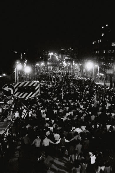 <strong>写真集アプリ「野上眞宏のSNAPSHOT DIARY」</strong>　1971年11月　表参道の歩道橋から明治通りの交差点方面に向けて撮影。　© Mike Nogami