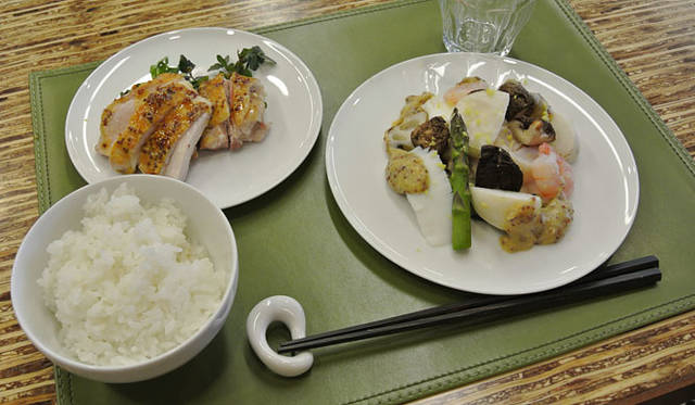 「魚介と焼き野菜のからし酢味噌掛け」と「鶏もも肉 黄金焼 からし風味」