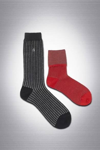 （左より）メンズソックス 1404円、ウィメンズソックス　1296円<br /><br />カルバン・クライン プラティナム<br />株式会社ナイガイ<br />Tel.03-5822-3826