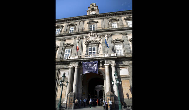 展覧会「一世紀の歴史、100年のスタイル（Un secolo di storia, cento anni di stile）」の会場となったナポリ王宮